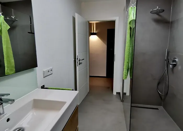 Grosse Gartenblick Mit Terrasse